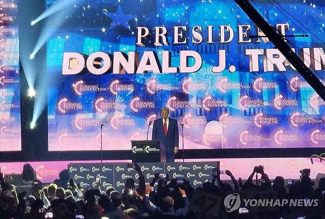 트럼프, 대선 경합주 조지아서 연설 (덜루스[미 조지아주]=연합뉴스) 조준형 특파원 = 미국 공화당 대통령 후보인 도널드 트럼프 전 대통령이 23일(현지시간) 대선 경합주인 조지아주 애틀랜타 교외 덜루스의 가스사우스 아레나에서 열린 유세에서 연설하기 위해 입장했다. 2024.10.24 jhcho@yna.co.kr