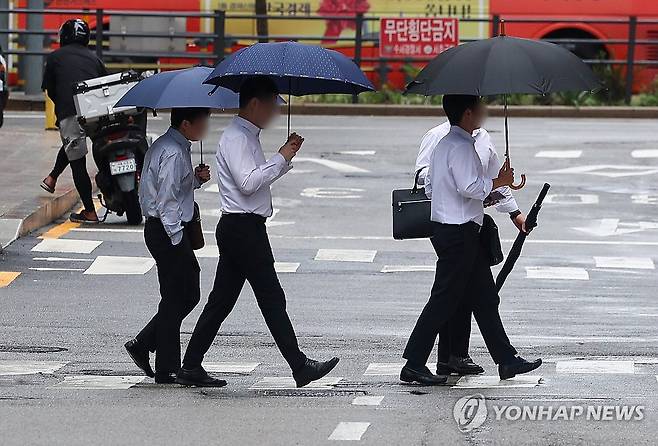 강남역 인근 이동하는 직장인들 [연합뉴스 자료사진]