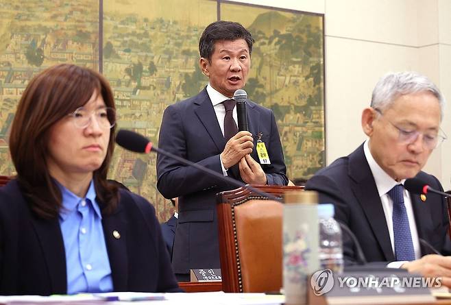 질의에 답하는 정몽규 대한축구협회장 (서울=연합뉴스) 신준희 기자 = 24일 국회에서 열린 문화체육관광위원회의 종합 국정감사에 출석한 정몽규 대한축구협회장이 의원 질의에 답하고 있다. 2024.10.24 hama@yna.co.kr