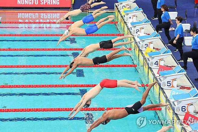 2024 AQUA 경영월드컵 인천 개막 (인천=연합뉴스) 임순석 기자 = 24일 인천 미추홀구 문학박태환수영장에서 열린 '2024 월드 아쿠아틱스 경영 월드컵 인천' 남자 자유형 400m 예선전에 출전한 각국 선수들이 힘찬 스타트를 하고 있다. 2024.10.24 soonseok02@yna.co.kr