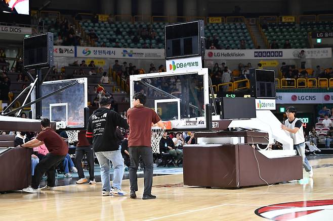 LG와 정관장의 경기 중 골대가 교체되는 모습 [KBL 제공. 재판매 및 DB 금지]