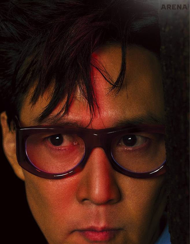 스트라이프 셔츠·뿔테 안경 모두 구찌 제품.