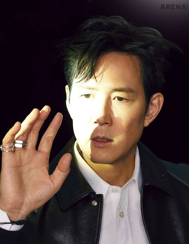 가죽 소재 재킷·화이트 셔츠·실버 링·브레이슬릿 모두 구찌 제품.