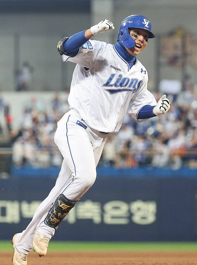 25일 오후 대구 삼성라이온즈파크에서 열린 2024 신한 SOL뱅크 KBO 포스트시즌 한국시리즈 3차전 KIA타이거즈와 삼성라이온즈의 경기. 5회말 1사 주자 없는 상황에서 삼성 김영웅이 솔로홈런을 친 뒤 그라운드를 돌며 환호하고 있다. 사진=연합뉴스