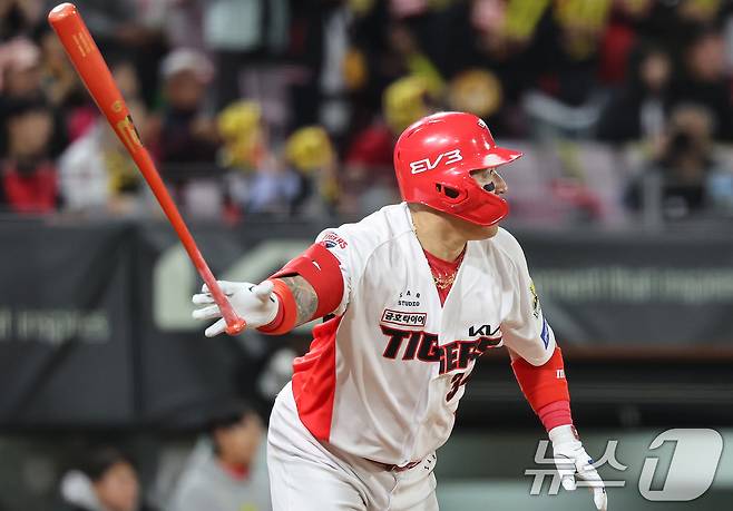 23일 오후 광주 북구 기아챔피언스필드에서 열린 프로야구 '2024 신한 SOL 뱅크 KBO 포스트시즌' 한국시리즈 2차전 삼성 라이온즈와 KIA 타이거즈의 경기, 1회말 1사 3루 상황에서 KIA 최형우가 1타점 안타를 치고 기뻐하고 있다. 2024.10.23/뉴스1 ⓒ News1 김도우 기자