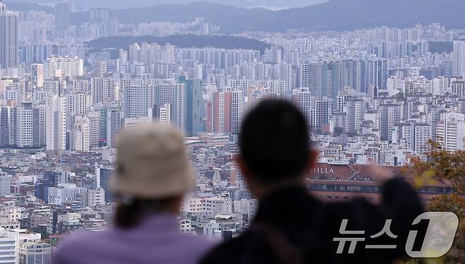 사진은 이날 서울 남산에서 바라본 아파트 단지 모습. 2024.10.23/뉴스1 ⓒ News1 박지혜 기자