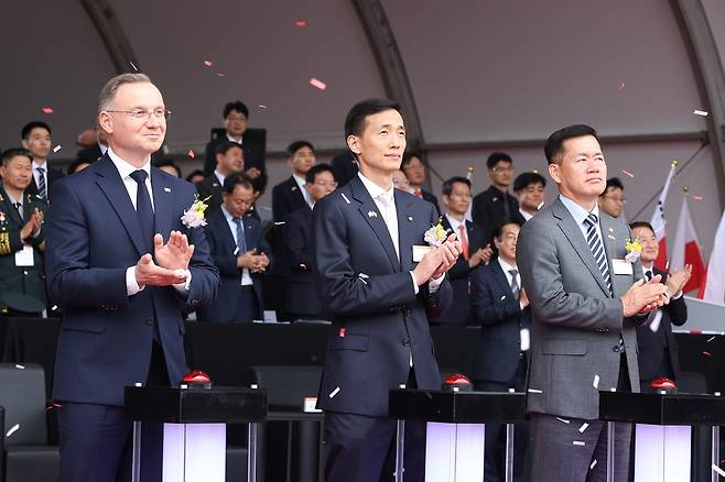 김동관 한화그룹 부회장(사진 가운데)이 안제이 두다 대통령 등 참석자들과 함께 실물장비 기동시연을 보고 있다(한화에어로 제공)