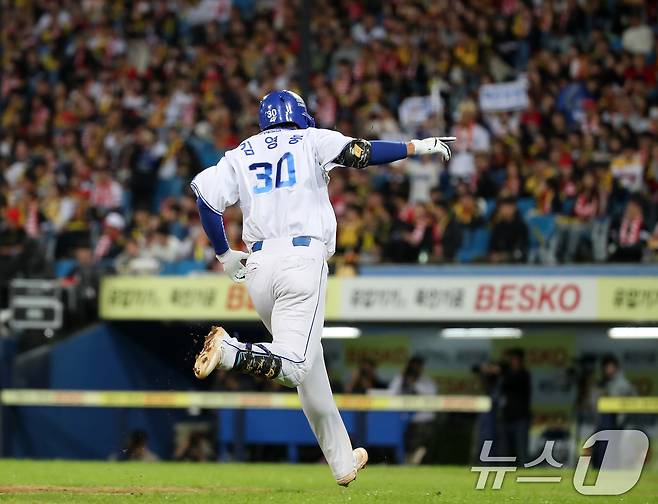 25일 오후 대구 삼성라이온즈파크에서 열린 프로야구 '2024 신한 SOL 뱅크 KBO 포스트시즌' 한국시리즈 3차전 KIA 타이거즈와 삼성 라이온즈의 경기, 5회말 1사 주자 없는 상황 삼성 7번타자 김영웅이 우중월 1점 홈런을 친 뒤 홈으로 달려가고 있다. 2024.10.25/뉴스1 ⓒ News1 공정식 기자