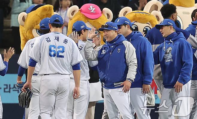 25일 오후 대구 삼성라이온즈파크에서 열린 프로야구 '2024 신한 SOL 뱅크 KBO 포스트시즌' 한국시리즈 3차전 KIA 타이거즈와 삼성 라이온즈의 경기, 4대2 승리를 거두며 2패 뒤 1승을 거둔 삼성 박진만 감독이 선수들과 기쁨을 나누고 있다. 2024.10.25/뉴스1 ⓒ News1 김진환 기자