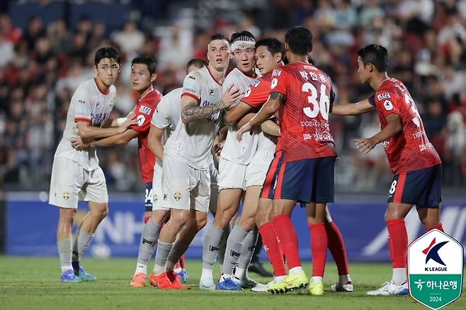 강원과 김천의 지난 8월 맞대결 모습. 사진 | 한국프로축구연맹