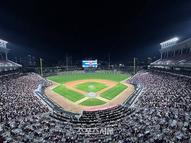 KIA가 대구삼성라이온즈파크에서 삼성과 2024 KBO 한국시리즈 3차전을 치르고 있다. 이 경기는 광주-기아 챔피언스 필드에서도 즐기고 있다. 1만1616명의 관중이 현장을 찾아 열띤 응원전을 펼치고 있다. 사진 | KIA 타이거즈