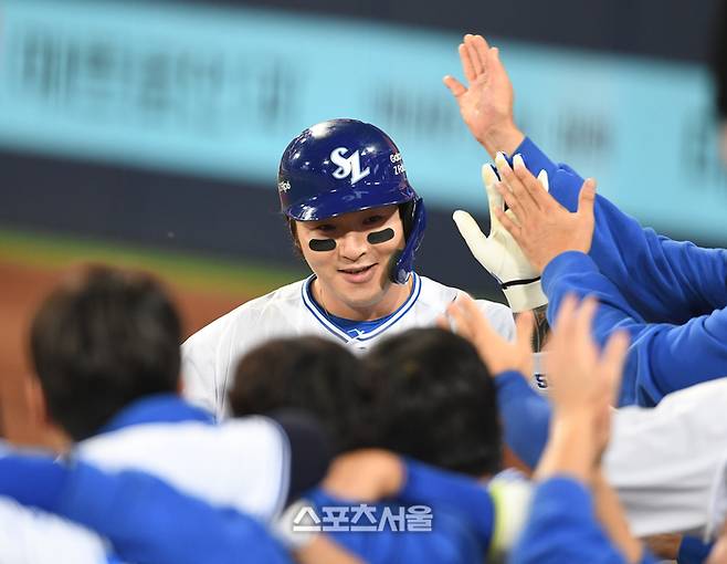 삼성 박병호가 25일 대구삼성라이온즈파크에서 열린 2024 KBO 한국시리즈 3차전 KIA전에서 7회말 솔로포를 때린 후 동료들과 하이파이브를 나누고 있다. 대구 | 박진업 기자 upandup@sportsseoul.com