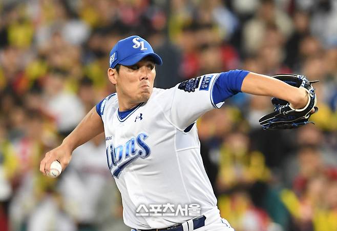 삼성 김재윤이 25일 대구삼성라이온즈파크에서 열린 2024 KBO 한국시리즈 3차전 KIA전에서 8회초 등판해 역투하고 있다. 대구 | 박진업 기자 upandup@sportsseoul.com