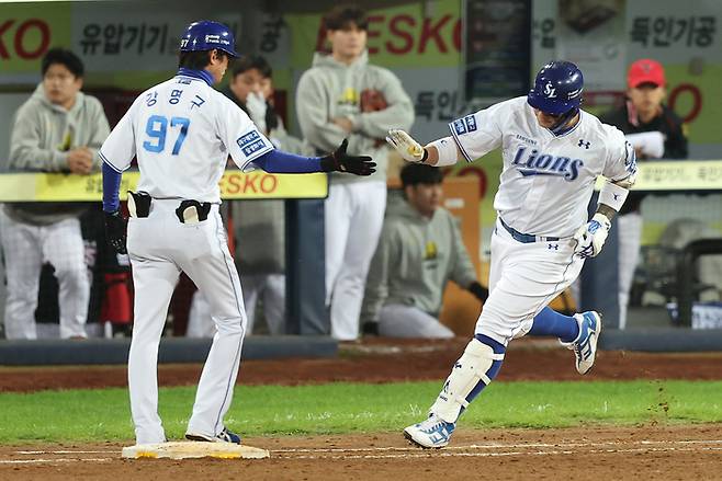 삼성 박병호(오른쪽)가 25일 대구삼성라이온즈파크에서 열린 2024 KBO 한국시리즈 3차전 KIA와 경기에서 7회말 솔로포를 때린 후 베이스를 돌고 있다. 사진 | 대구=연합뉴스