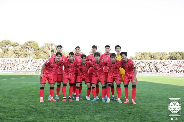 지난 10월 10일(한국시간) 요르단 암만에 위치한 암만국제경기장에서 열린 요르단과의 '2026 국제축구연맹(FIFA) 북중미 월드컵' 아시아 3차 예선 3차전에서 한국이 요르단을 2-0으로 꺾은 가운데 경기전 대표팀이 단체 기념촬영을 하고 있다. 사진┃대한축구협회