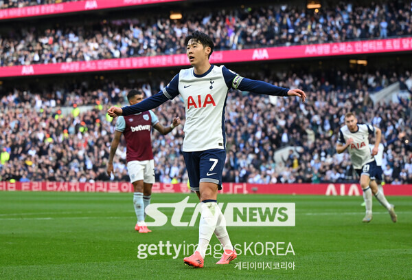 19일 오후 8시30분(한국시각) 영국 런던에 위치한 토트넘홋스퍼 스타디움에서 열린 2024/25시즌 프리미어리그(EPL) 8라운드 토트넘이 웨스트햄 유나이티드를 상대로 4-1 승리한 가운데 손흥민이 골을 넣은 뒤 기뻐하고 있다. 사진┃게티이미지코리아