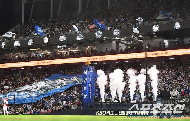 23일 광주 기아 챔피언스필드에서 열린 삼성과 KIA의 한국시리즈 2차전. 원정 응원을 온 삼성 팬들이 뜨거운 응원전을 펼치고 있다. 광주=정재근 기자 cjg@sportschosun.com/2024.10.23/