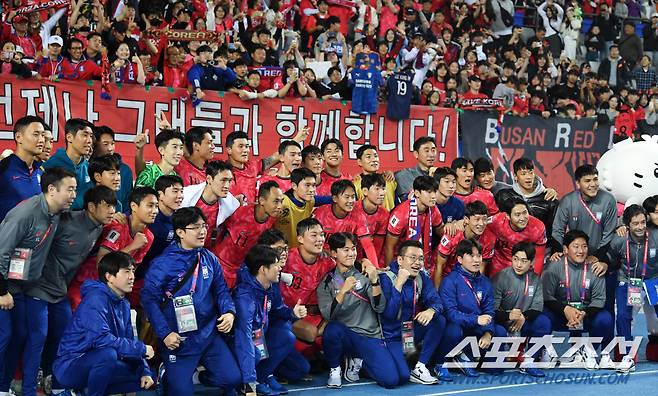 2026 FIFA 북중미월드컵 아시아 지역 3차 예선 B조 4차전 대한민국과 이라크의 경기가 15일 용인미르스타디움에서 열렸다. 승리한 대한민국 선수들이 기념촬영을 하고 있다. 용인=박재만 기자 pjm@sportschosun.com/2024.10.15/