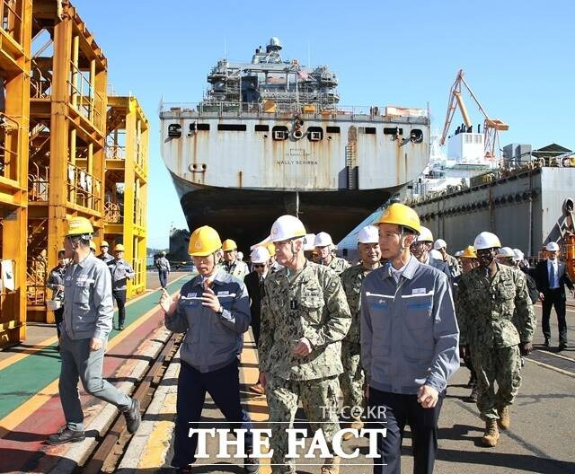 김동관 한화그룹 부회장(오른쪽)과 스티븐 퀼러 미국 해군 태평양함대 사령관(가운데)이 한화오션 거제사업장에서 정비 중인 '월리 쉬라함' 정비 현장을 둘러보고 있다. /한화