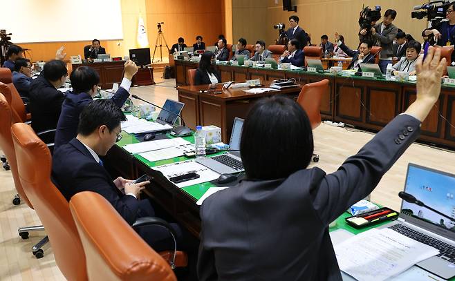 지난 24일 서울 종로구 감사원에서 열린 국회 법제사법위원회의 감사원에 대한 국정감사에서 의원들이 위원장에게 의사진행 발언 기회를 달라고 요청하고 있다. /연합뉴스