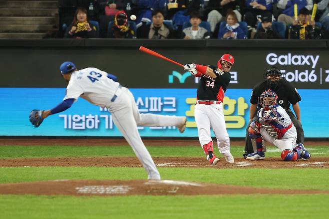 25일 대구 삼성라이온즈파크에서 열린 2024 신한 SOL뱅크 KBO 포스트시즌 한국시리즈 3차전 KIA 타이거즈와 삼성 라이온즈의 경기. 6회초 2사 1루 KIA 최형우가 1타점 적시타를 치고 있다./연합뉴스