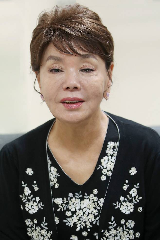 <YONHAP PHOTO-3822> 배우 김수미 별세…향년 75세    (서울=연합뉴스) 배우 김수미 씨가 별세했다. 향년 75세.     25일 서울 서초경찰서에 따르면 김 씨는 심정지가 발생해 이날 오전 서초구 서울성모병원으로 이송됐으나 결국 사망 판정을 받았다. 2024.10.25 [연합뉴스 자료사진]    kane@yna.co.kr/2024-10-25 10:22:07/<저작권자 ⓒ 1980-2024 ㈜연합뉴스. 무단 전재 재배포 금지, AI 학습 및 활용 금지>