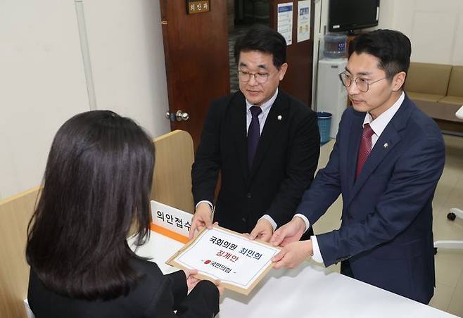 배준영 국민의힘 원내수석부대표와 박준태 원내대변인이 25일 오후 국회에서 최민희 더불어민주당 의원 징계안을 제출하고 있다. ⓒ뉴시스