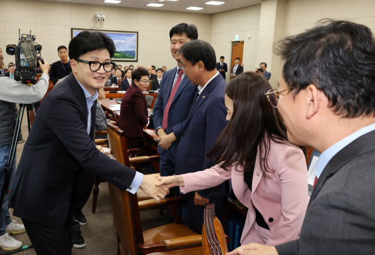 한동훈 국민의힘 대표가 24일 오후 국정감사가 열리고 있는 국회 상임위를 방문해 여야 의원들을 격려하고 있다. <연합뉴스>