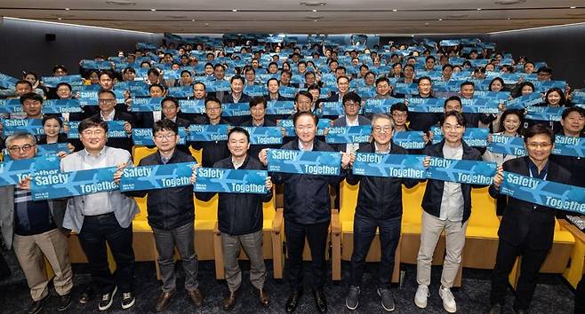 우기홍 대한항공 대표이사 사장(오른쪽 네번째), 유종석 대한항공 안전보건 총괄 겸 오퍼레이션부문 부사장(오른쪽 다섯번째)이 25일 서울 강서구 대한항공 본사에서 열린 제2회 '세이프티 데이'에서 임직원들과 기념촬영을 하고 있다. 대한항공 제공