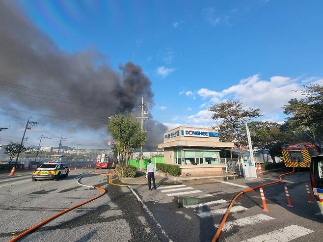 25일 울산 남구 용연공단의 자동차 부품 제조업체에서 화재가 발생했다. 울산소방본부 제공