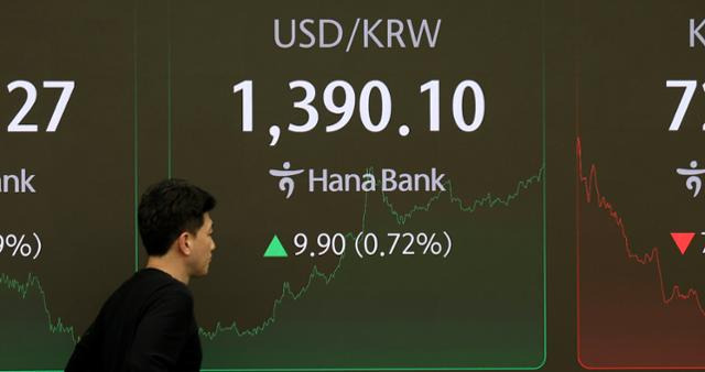 25일 서울 중구 하나은행 딜링룸 전광판에 지수가 표시되고 있다. 뉴시스