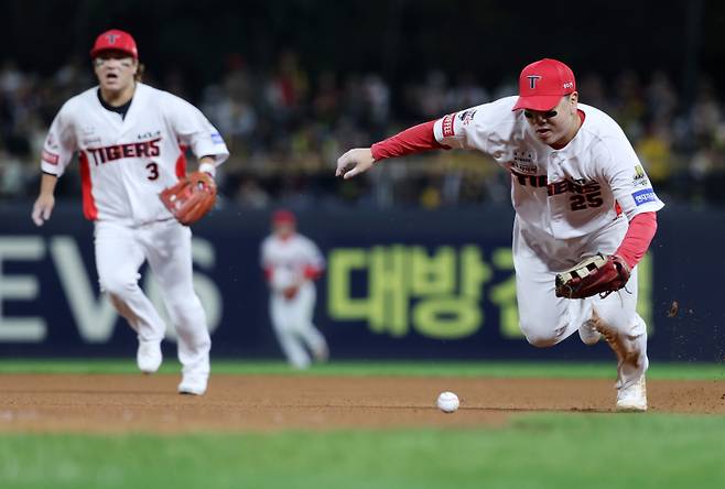 <yonhap photo-6415="">23일 광주 기아챔피언스필드에서 열린 2024 신한 SOL뱅크 KBO 포스트시즌 한국시리즈 2차전 삼성 라이온즈와 KIA 타이거즈의 경기. 4회초 2사 1루 KIA 이우성이 삼성 김현준의 땅볼 타구를 잡고 있다. [연합뉴스]</yonhap>