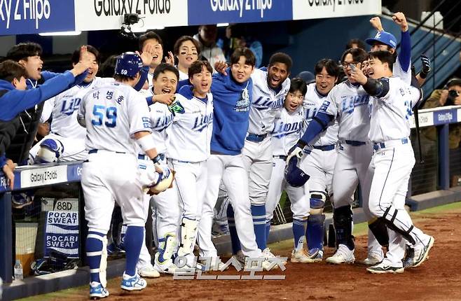 2024 프로야구 KBO 포스트시즌 삼성라이온즈와 KIA타이거즈의 한국시리즈(KS) 3차전 경기가 25일 오후 대구 삼성라이온즈파크에서 열렸다. 7회말 무사 박병호가 김헌곤에 이어 백투백 홈런을 치고 홈인해 동료들의 축하를 받고 있다. 대구=김민규 기자 mgkim1@edaily.co.kr /2024.10.25/