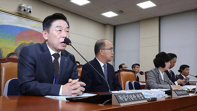 22일 열린 국회 정무위원회의 국가보훈부, 독립기념관 등의 국정감사에서 김형석 독립기념관장이 의원 질의에 답변하고 있다 [자료사진제공:연합뉴스]