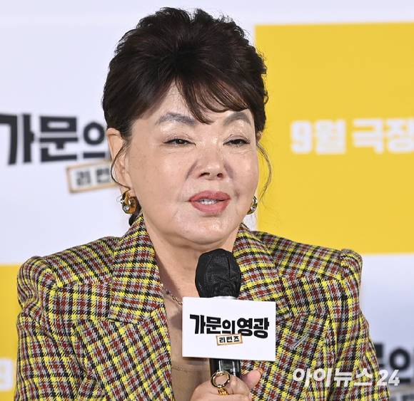 배우 김수미가 지난해 9월 서울 용산구 CGV용산아이파크몰에서 열린 영화 '가문의 영광: 리턴즈'(연출 정원태 정용기) 제작보고회에 참석하고 있다. [사진=정소희 기자]