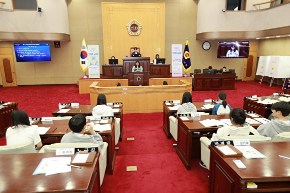 충주 탄금·노은중학교 학생들이 25일 충북도의회 본회의장에서 청소년 의회교실에 참여하고 있다. [사진=충북도의회]