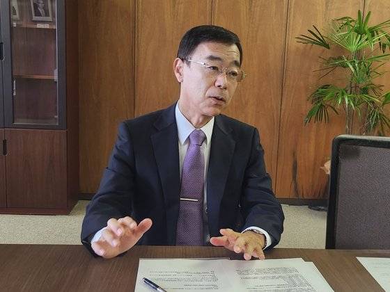 지난달 17일 일본 오키나와현 류큐대학 의과대 학장실에서 츠츠이 마사토 류큐대 의대 학장이 중앙일보와 인터뷰를 하고 있다. 이후연 기자