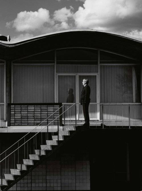 해스텐스의 5대 오너인 얀 리데가 해드 오피스와 드림팩토리가 함께 있는 본사 건물 앞에 서 있다. [사진 해스텐스]