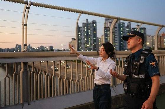 김건희 여사가 지난 9월 10일 ‘세계 자살 예방의 날’을 맞아 서울 마포대교에서 마포경찰서 용강지구대 근무자와 함께 도보 순찰을 하고 있다. [연합뉴스]