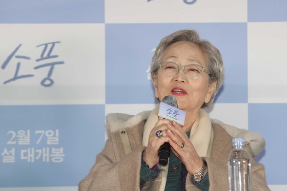 23일 오후 서울 광진구 롯데시네마 건대입구에서 열린 영화 '소풍' 기자간담회에서 배우 김영옥이 취재진의 질문에 답하고 있다. 연합뉴스