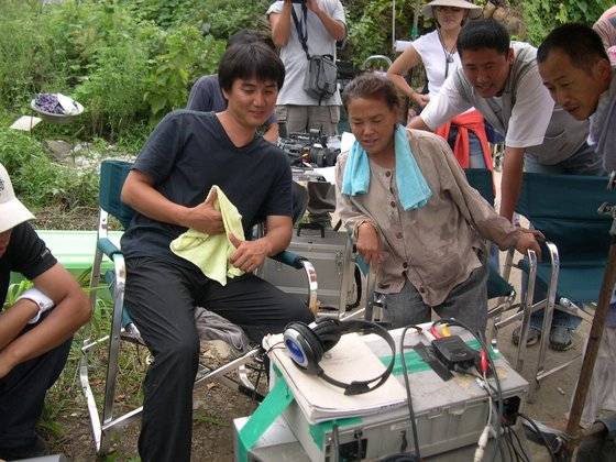 2004년 10월 영화 '마파도' 촬영 현장. 등목 신을 끝낸 김수미와 이문식이 추창민 감독과 함께 촬영된 영상을 지켜보고 있다. 중앙포토