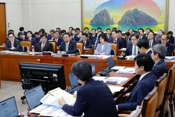 방기선 국무조정실장이 25일 서울 여의도 국회 정무위원회에서 열린 국가보훈부·국무조정실·공정거래위원회·국민권익위원회 등 종합 국정감사에서 의원 질의에 답하고 있다. 뉴스1