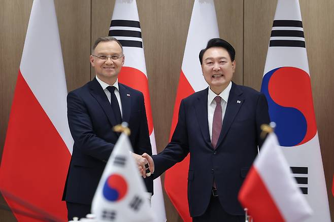 윤석열 대통령과 안제이 두다 폴란드 대통령이 지난 24일 대통령실에서 열린 한·폴란드 확대 정상회담에서 악수하고 있다. 대통령실 제공