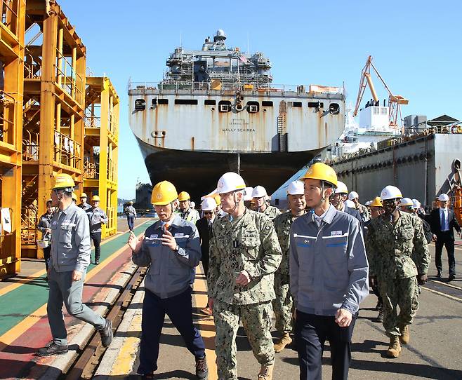 Hanwha Group Vice-president Kim Dong-kwan (right) and the US Pacific Fleet's commander Stephen Koehler (center) look around the Wally Schirra, in Geoje, South Gyeongsang Province, on Thursday. (Hanwha Ocean)