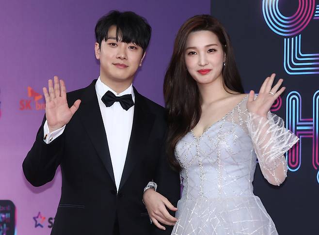 Choi Min-hwan and Yulhee pose for a photo at an awards ceremony in 2018. [YONHAP]