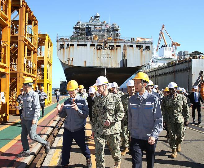 Hanwha Group Vice Chairman Kim Dong-kwan, front right, and Admiral Steve Koehler, commander of the U.S. Pacific Fleet, tour Hanwha Ocean's Geoje shipyard in South Gyeongsang on Thursday, where U.S. Navy vessel Wally Schirra is undergoing maintenance. [HANWHA OCEAN]