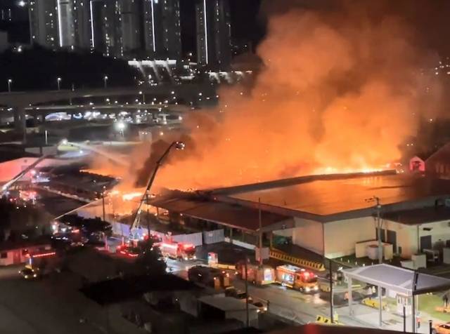 24일 오후 부산 동구 범일동 주한미군 시설인 55보급창 창고에서 화재가 발생해 소방당국이 진화작업을 벌이고 있다. 연합뉴스