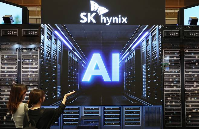 AI 시장 확대…SK하이닉스, 역대 최대 분기 매출 기록
    (서울=연합뉴스) 김성민 기자 = SK하이닉스가 AI 시장 확대와 고대역폭 메모리(HBM) 효과로 올해 3분기에 매출과 영업이익, 순이익 모두 사상 최대 실적을 기록했다. HBM 매출은 전 분기 대비 70% 이상 증가했다.
    24일 오후 서울 강남구 코엑스에서 열린 제26회 반도체 대전 SEDEX 2024 SK하이닉스 부스에서 AI 관련 영상이 나오고 있다. 2024.10.24
    ksm7976@yna.co.kr
(끝)


<저작권자(c) 연합뉴스, 무단 전재-재배포, AI 학습 및 활용 금지>