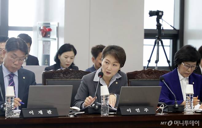 더불어민주당 이언주 의원이 17일 한국석유공사에서 열린 국회 산업통상자원중소벤처기업위원회 국감에서 질의하고 있다.2024.10.17/사진=뉴스1 /사진=(울산=뉴스1) 김지혜 기자