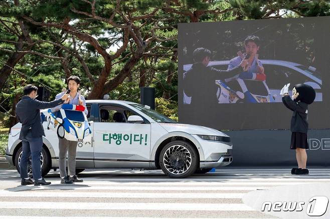 현대차·기아는 지난 22일 경기 화성 남양기술연구소에서 임직원들이 아이디어를 제안하고 실물을 직접 제작해 발표하는 ‘2023 아이디어 페스티벌’ 본선 경연을 진행했다고 밝혔다. 사진은 제작 부문 우수상을 수상한 ‘V2S’팀이 사각지대에서 발생하는 안전사고 예방을 위한 사회 안전망 구축 기술을 시연하는 모습. (현대차·기아 제공) 2023.9.24/뉴스1